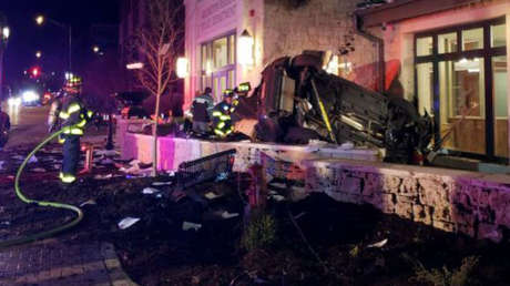 Chicago: Un coche vuelca y se estrella a toda velocidad contra una estación de Policía (VIDEO)