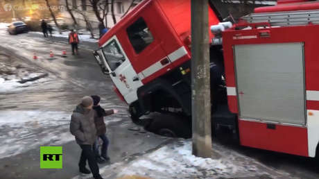 VIDEO: Cráter en medio del asfalto se traga camión de bomberos que se dirigía a un incendio