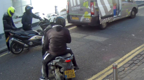 Un todoterreno, hachas y una espada samurái: Revelan grabación de un robo a mano armada (VIDEO)