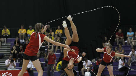 VIDEO: Un joven de 13 años revalida su récord Guiness de 'Double Dutch'