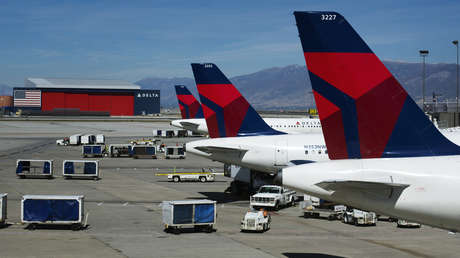 FOTOS: Un avión con 223 pasajeros aterriza de emergencia tras chocar con unos pelícanos