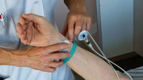 VIDEO: Presentador de un programa deportivo se desmaya en vivo tras un ataque al corazón