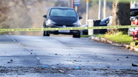 VIDEO: Una pareja escapa de la muerte al sortear por escasos centímetros a un coche fuera de control