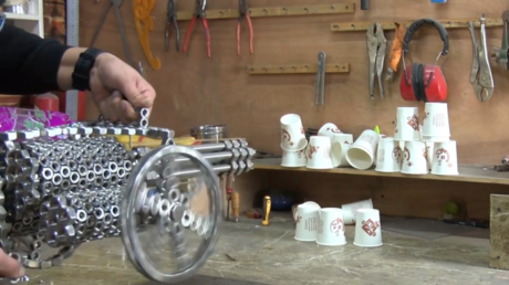 VIDEO: Exsoldador chino atrae a millones de seguidores creando artilugios absolutamente inútiles