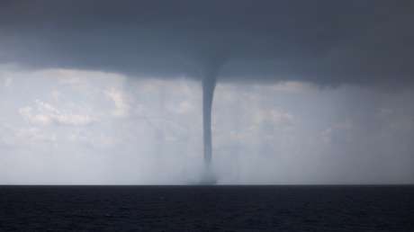 VIDEOS, FOTOS: Potente tromba de agua arroja contenedores como juguetes en un puerto de Italia