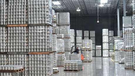 Efecto dominó: Conductor de montacargas provoca el derrumbe de todo un almacén (VIDEO)