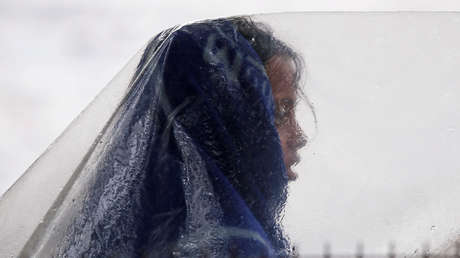 Una niña obligada a dormir en la calle por menstruar muere impactada por el ciclón Gaja en la India