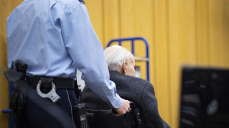 Surge un libro de instrucciones para guardias de campos de concentración en un juicio contra un SS