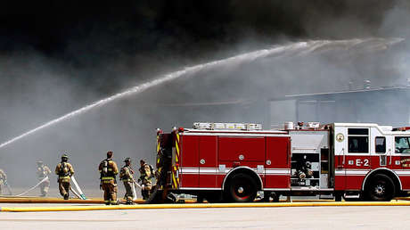 VIDEO: Un hombre atrapa "como a un balón" a una bebé que su madre arrojó desde un edificio en llamas