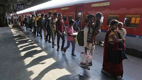 VIDEO: Una bebé cae a las vías, pero resulta ilesa después de que un tren le pasara por encima