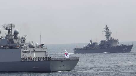 Un buque japonés pierde 21 proyectiles por las fuertes olas