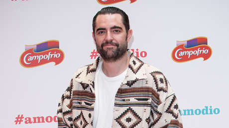 Un humorista es imputado en España por sonarse la nariz con la bandera del país