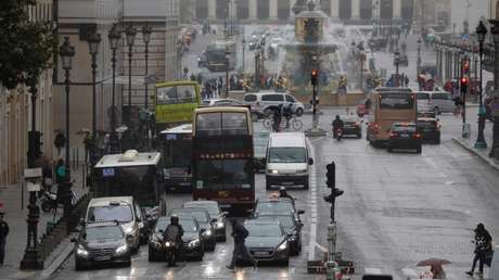 VIDEO: Taxista encierra en el auto a turistas y circula por París porque no se dejaban extorsionar