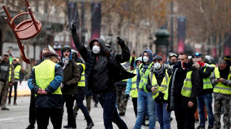 El ministro del Interior francés denuncia un ataque de manifestantes contra su casa