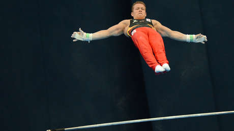 VIDEO: Un gimnasta británico vuela casi 6 metros de una barra a otra estableciendo un récord mundial