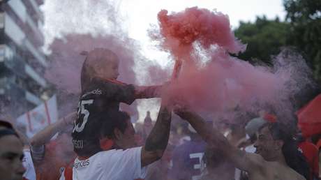 VIDEO: Una hincha pega bengalas a una niña para entrar con ellas a la final de la Copa Libertadores
