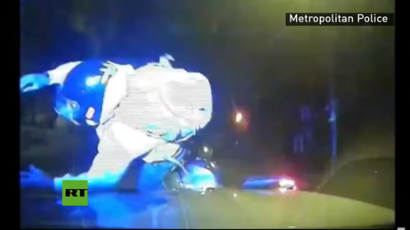 Embestir a ladrones en motos: Policía de Londres muestra nueva táctica contra robo callejero (VIDEO)