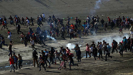 La caravana se desborda: La Policía de EE.UU. usa gas lacrimógeno contra migrantes en la frontera