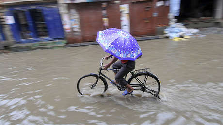 Se niega a soltar su bici y muere arrastrado por una repentina riada en Brasil (VIDEO)