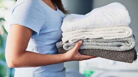 ¿Castigo ejemplar? Obliga a su hija a lavar ropa a mano por haber repetido de curso (VIDEO)