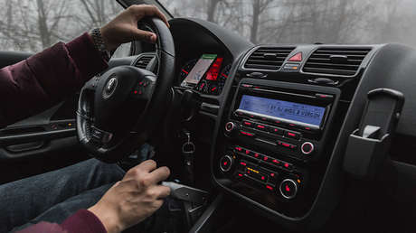VIDEO: Intenta robar una furgoneta, estrella su auto y su víctima le destroza las ventanas