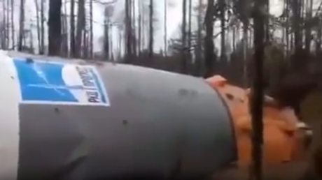 VIDEO: Cazadores rusos encuentran en un bosque lo que supuestamente es una etapa del cohete Soyuz