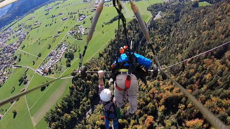 VIDEO: Vuela en un ala delta sin estar sujetado y se salva de milagro