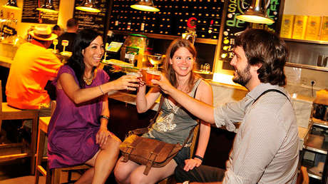 VIDEO: Momento exacto en que una mujer roba un bolso con los anillos de boda de una pareja en un bar
