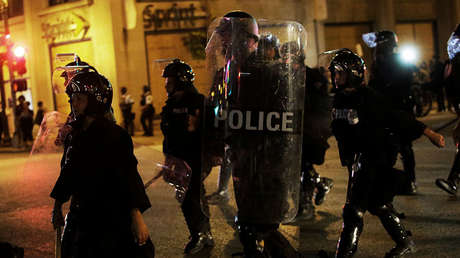 "Lo pateé como si no hubiera un mañana": Policía bromea sobre la brutalidad en manifestación (VIDEO)