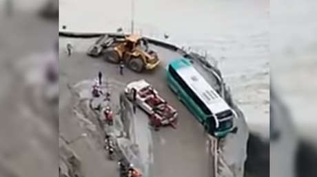 VIDEO: El angustiante momento en que un bus estuvo a punto de caer a una represa en Colombia