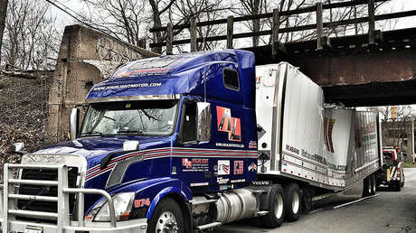 Un camión se parte por la mitad al chocar con un puente en Perú