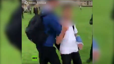 Un alumno británico agrede a un refugiado sirio y lo somete a un ahogamiento simulado (VIDEO)