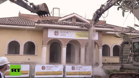 VIDEO: Salvini inaugura el derribo de una mansión ilegal de la mafia en Roma