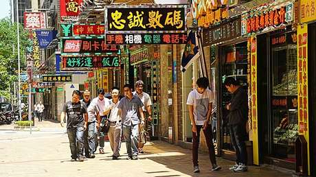 VIDEO: Una enorme valla publicitaria cae y atrapa a varios peatones en China (VIDEO)