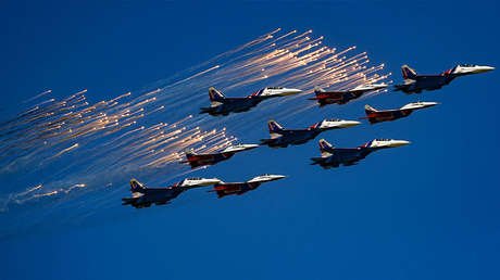 VIDEO: El majestuoso pilotaje de los míticos 'vencejos' rusos en Irán desde la cabina