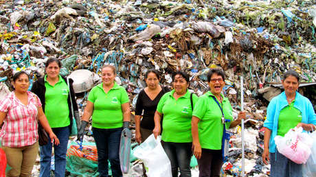 'Tejiendo el futuro': Mujeres violentadas en Ecuador convierten la basura en arte