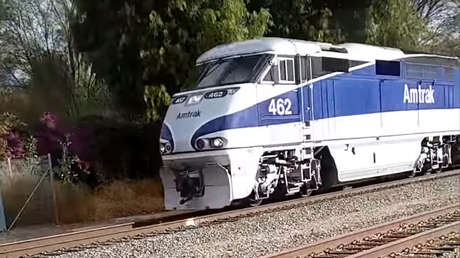 Le arrolla un tren mientras deposita flores en el lugar donde otro vagón mató a su amigo