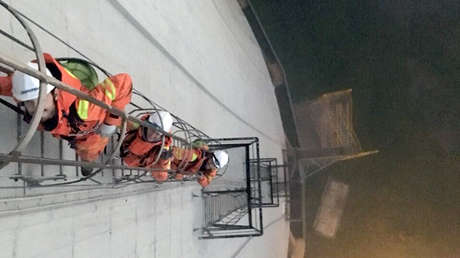 Activistas de Greenpeace escalan una central térmica española para pedir el fin del carbón