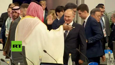 Putin saluda de modo amistoso a Mohamed bin Salmán y no estrecha su mano con Trump (VIDEO)