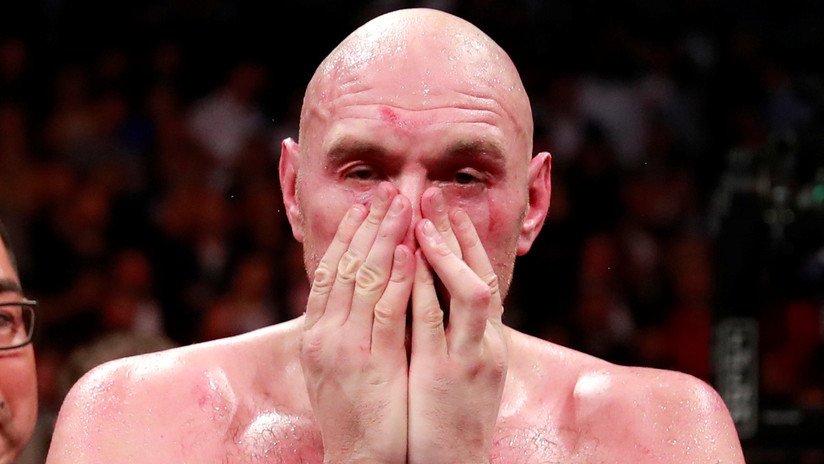 "Se levantó de entre los muertos": Boxeador sobrevive a dos 'knockdowns' y sigue la pelea (VIDEO)