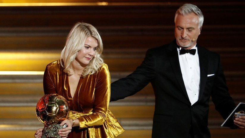 VIDEO: Una mujer gana el Balón de Oro y lo primero que le preguntan es si sabe hacer 'twerking'
