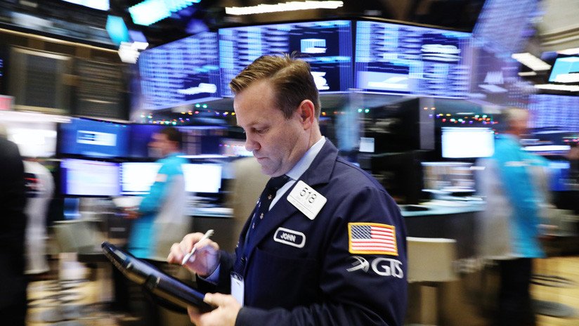 El Dow Jones se desploma y pierde más de 500 puntos