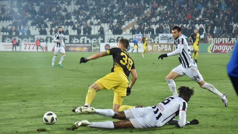 VIDEO: Futbolista marca un espectacular gol desde el medio del campo