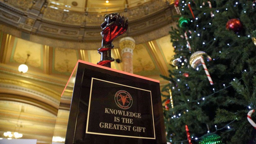 El Templo Satánico erige un monumento 'diabólico' en el Capitolio de Illinois (FOTO)
