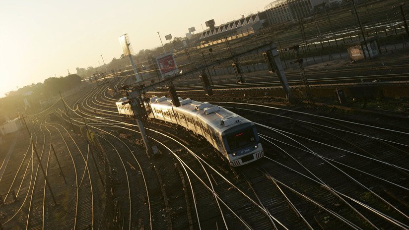 VIDEO: El hijo de una fiscal acusado de abuso sexual es obligado a bajar de un tren en Argentina