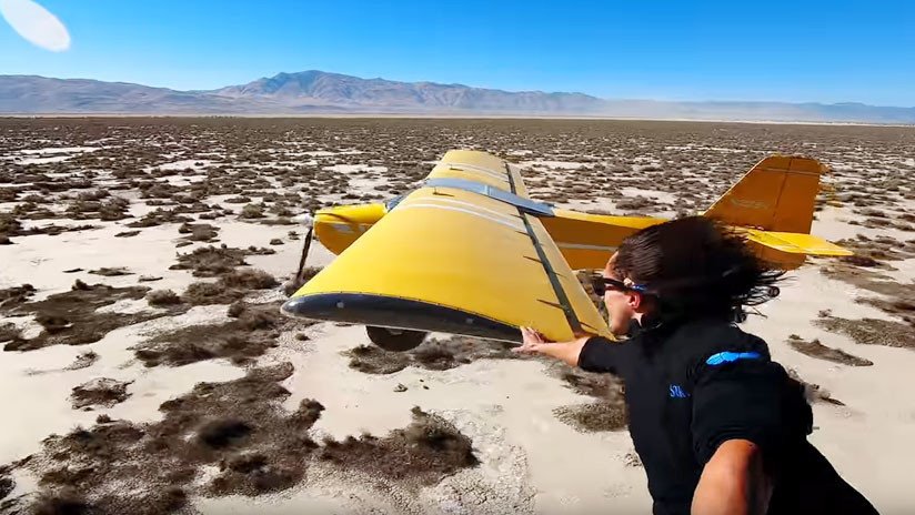 VIDEO: Un atrevido agarra el ala de una avioneta mientras se asoma de un helicóptero en pleno vuelo