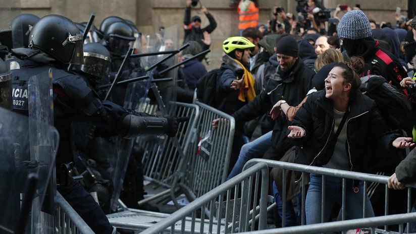 Choques por la independencia catalana: Barcelona protesta por la reunión del Gabinete de Sánchez