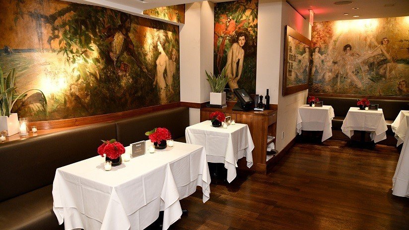 Champán y un humorista: Vende entradas a su funeral para invertir en la lucha contra el cáncer