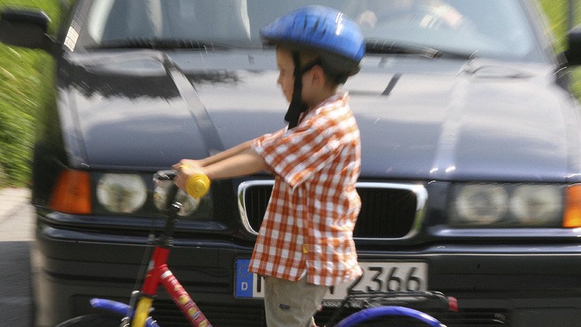 VIDEO: Un niño es atropellado y se salva por centímetros de ser arrollado por un segundo auto