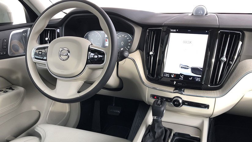 Un ladrón de coches se queda atrapado dentro de un vehículo y llama a la Policía para que lo saquen